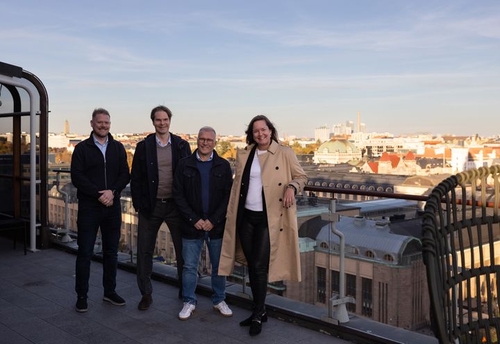 Kuvassa vasemmalta oikealle: Jarkko Niemikorpi, kaupallinen johtaja, Wirmax Oy; Joni Pitkäranta, osakas, Saari Partners;  Sampo Kautto, toimitusjohtaja, Wirmax Oy ja Hanna Henell, osakas, Saari Partners.