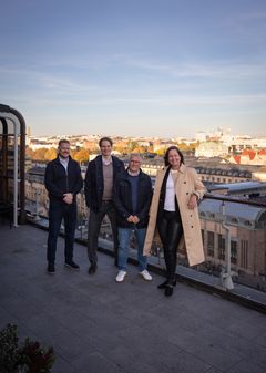 Kuvassa vasemmalta oikealle: Jarkko Niemikorpi, kaupallinen johtaja, Wirmax Oy; Joni Pitkäranta, osakas, Saari Partners; Sampo Kautto, toimitusjohtaja, Wirmax Oy ja Hanna Henell, osakas, Saari Partners.