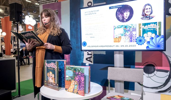 Jenni Skyttä-Forssell esittelemässä uusimpia lastenkirjojaan Helsingin kirjamessuilla 2023. Kuva: Toni Forssell