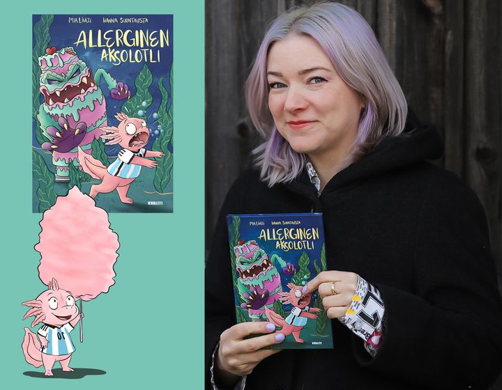 Kirjailija Mia Lääti pitelee Allerginen aksolotli -kirjaa. Kuvassa näkyy myös kirjan kuvitusta: Hanna Suontaustan piirtämä aksolotli Hattis.