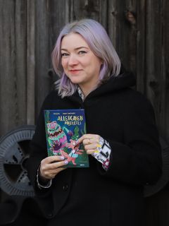 Kirjailija Mia Lääti kirjoitti allergioita käsittelevän helppolukuisen lastenkirjan.