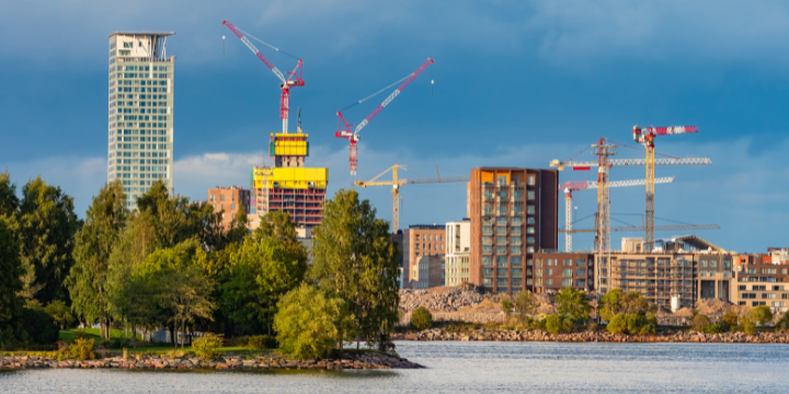 Kuva kaupungin rakentuvasta satama-alueesta nostureineen.