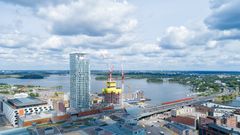 Ilmakuva Helsingistä, jossa näkyy korkea rakennus ja rakennustyömaa merenrannalla.
