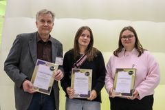 RALAn ensimmäisen opinnäytetyönpalkinnon sai Katri Turunen (keskellä). Lisäksi tunnustuspalkinnot ansiokkaista töistä myönnettiin Hannu Kiurulle ja Mia Vaimille.