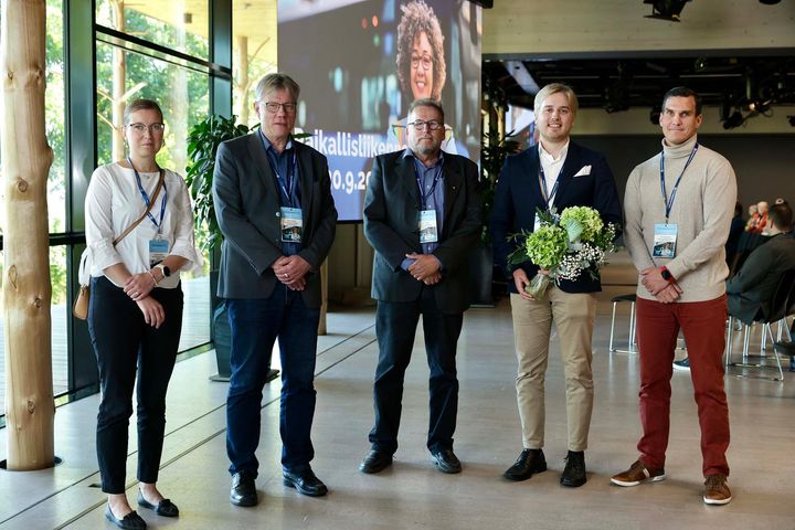 Kuvassa varsemmalta oikealle, Johanna Wallin, Suomen Paikallisliikennelitto ry puheenjohtaja, Mika Periviita, Suomen Paikallisliikenneliitto ry sekä huomionosoituksen vastaanottaneet Risto Rihko, Turun kaupunkiseudun joukkoliikennelautakunnan varapuheenjohtaja.varapuheenjohtaja, Petri Laaksonen, Jyväskylän seudun joukkoliikennelautakunnan puheenjohtaja ja Joni Meriläinen, Oulun seudun joukkoliikennejaoston puheenjohtaja
