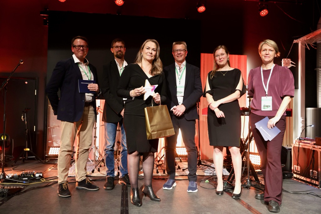 Helena Väliaho ja joukkoliikenteen koontipalvelu palkittiin alan tunnustuksilla