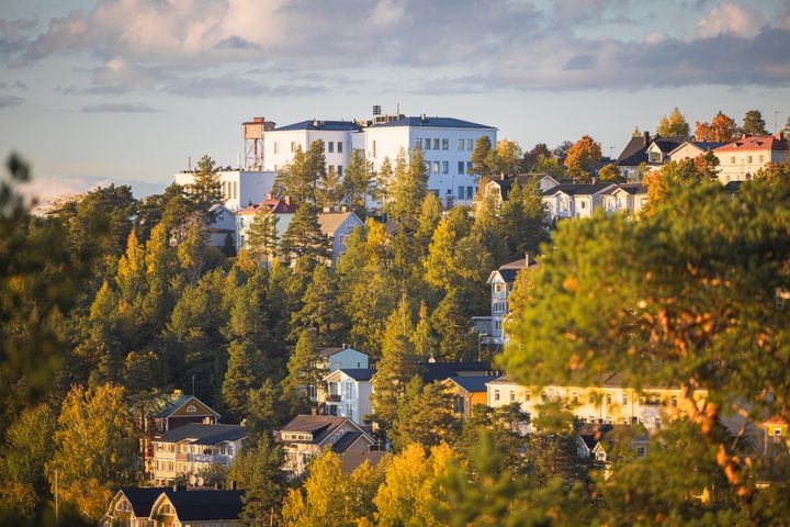Taloja, puita ja syksyn värejä rinteessä Pispalassa, Tampereella
