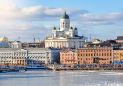 Jäinen meri ja rakennuksia Helsingin kauppatorin edustalla