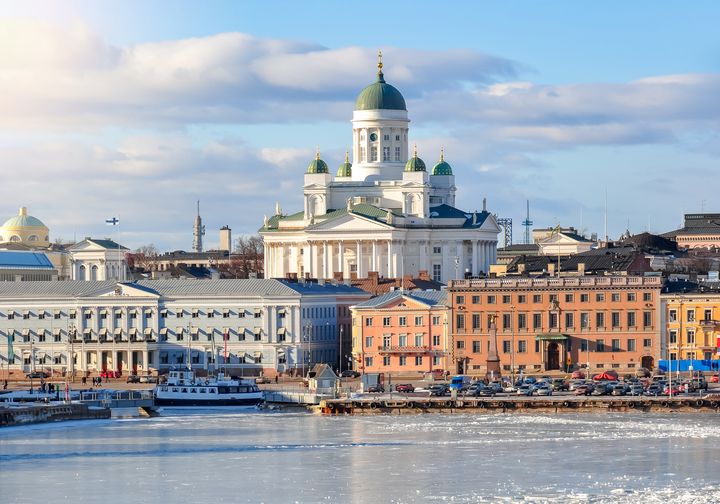 Jäinen meri ja rakennuksia Helsingin kauppatorin edustalla