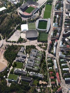 Viistoilmakuva pohjoisesta, Laakson sairaala-alue ja sen lähiympäristö vuonna 2023.