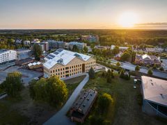 Monio on Suomen suurin kolmikerroksinen hirsilukio 8 800 neliön kokonaisalallaan. Rakennuksen hirsikerroilla voisi kiertää 25 kilomerin mittaisen Tuusulanjärven ulkoilureitin. Kuva: Anders Portman, Kuvatoimisto Kuvio Oy