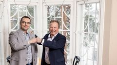 Frontagon toimitusjohtaja Juha Hartikka (vas.) jatkaa suunnittelujohtajana A-Insinööreissä. A-Insinöörien korjaussuunnittelun ja asiantuntijapalveluiden toimialajohtaja Juha Valtarin mukaan Frontagon yhdistyminen vahvistaa A-Insinöörien otetta pääkaupunkiseudun korjaushankkeista ja asiakkaista. Kuva: A-Insinöörit