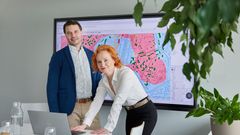 A-Insinöörien aluejohtaja Timo Huhtala ja Lentorata Oy:n suunnittelujohtaja Siru Koski tutkivat digitaalista työkalua Vibmapperia. Sen avulla voidaan selvittää runkomelun vaikutukset Lentoradan alueella kiinteistökohtaisesti. Kuva: Johanna Myllymäki