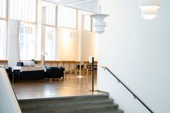 Jyväskylän teatteritalon yleisölämpiö.