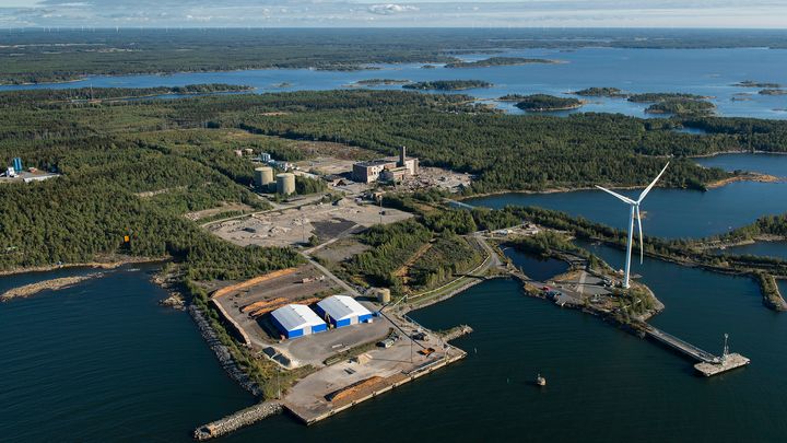 Kristiinankaupungin Karhusaaren syväsataman alue ilmakuvassa. Kuvaaja Hannu Vallas.