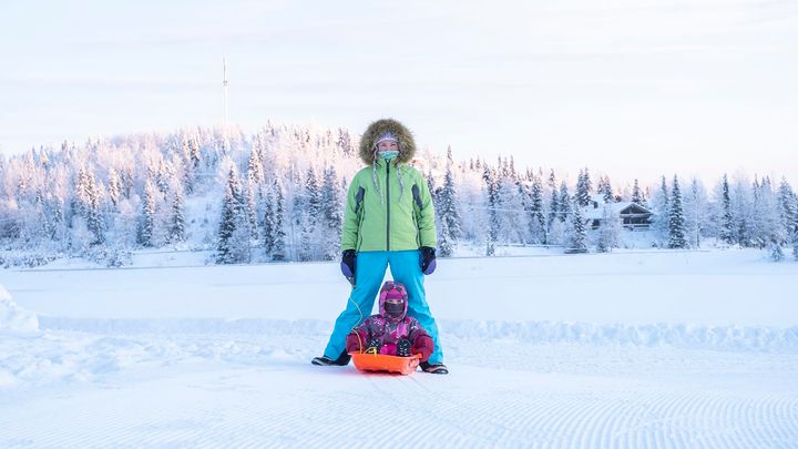 White Winters -arviointityökalu kehitetään ensivaiheessa ympärivuotiseen hiihtokeskusympäristöön. Työkalun avulla hiihtokeskukset voivat keskittyä olennaisiksi tunnistettuihin ympäristövastuun osa-alueisiin. Kuvituskuva: