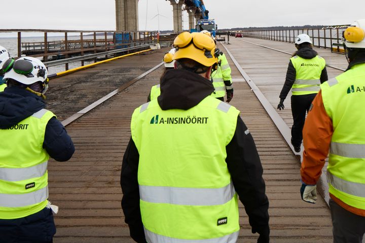 ISO 27001 -standardin mukaisilla käytännöillä A-Insinööreissä varmistetaan, että tietoturvariskit tunnistetaan, hallitaan ja niihin reagoidaan nopeasti. Sertifiointi tukee myös viranomaisvaatimusten sekä kansainvälisten standardien täyttämistä ja tuo selkeyttä isojen ja kansainvälisten hankkeiden hankintaprosesseihin.