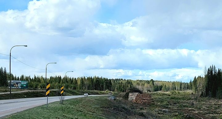 Parannukset tehdään ohituskaistoin ja keskikaitein pääosin nykyiselle tielinjalle, ja kaikki tasoliittymät poistetaan. A-Insinöörit vastaa väylien ja siltojen rakentamissuunnittelusta.