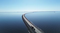 Hailuodon ja Oulunsalon välille on valmistunut Suomen pisin meripengertie sekä Huikun ja Riutun suursillat.