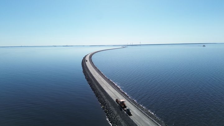Hailuodon ja Oulunsalon välille on valmistunut Suomen pisin meripengertie sekä Huikun ja Riutun suursillat.
