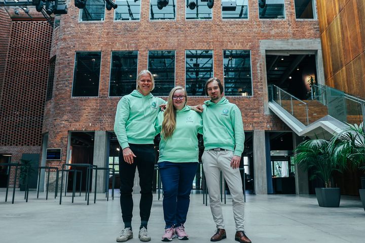 Commu on nuorten yrittäjien perustama auttamisen sovellus, joka on mahdollistanut avun tuhansille ukrainalaisille Suomessa. Kuvassa perustajat Sami Ekmark, Karoliina Kauhanen ja Ronnie Nygren.