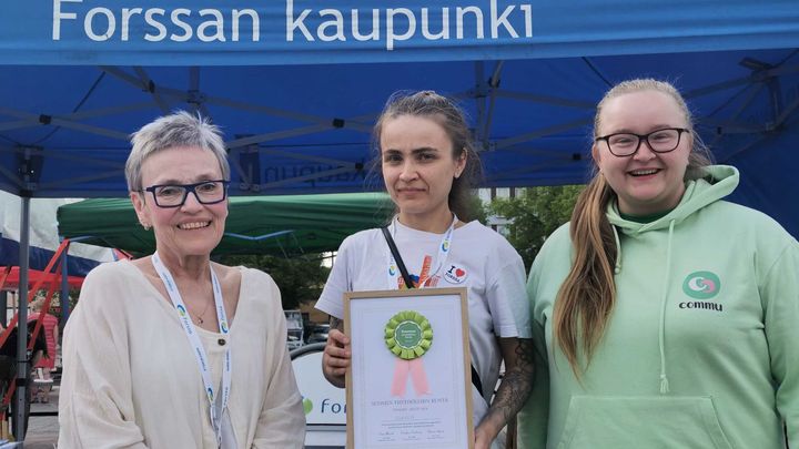 Forssan kaupunki julkaisi yhteistyön Pas Voire Hyvin -päivillä 29.5. Forssan kaupunki oli finalisti kevään Suomen yhteisöllisin kunta -kilpailussa. Vasemmalta Tiina Kemppainen, Iina Sorvari ja Karoliina Kauhanen.