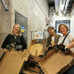 Saga Rekonen, Lotta Vänskä ja Riikka Rannikko asianajotoimisto Hannes Snellmanilta olivat koko päivän mukana auttamassa.