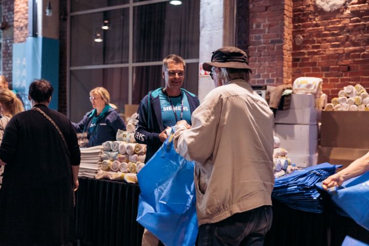 Siemens Osakeyhtiön tiimi auttoi jakamaan tuhat kassillista ruokaa Turun Logomossa #1000tekoa -tapahtumassa.