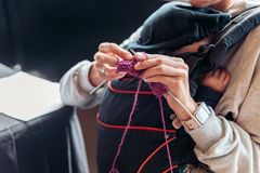#1000tekoa -tapahtuman teema on yhteisöllisyys, joka näyttäytyi muun muassa yhteisenä kutomisena.