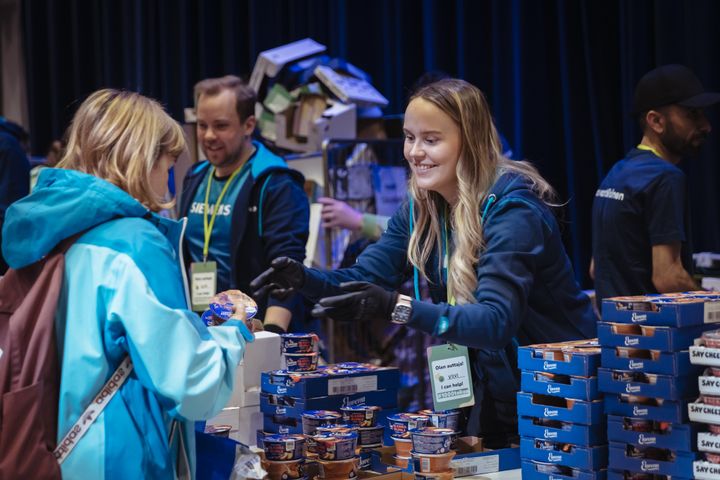 In 2024, teams from the Siemens Corporation helped distribute 1000 bags of food and 500 free lunches to people in need in Tampere, Finland. Photo by Jouni Kuru, Brave Teddy
