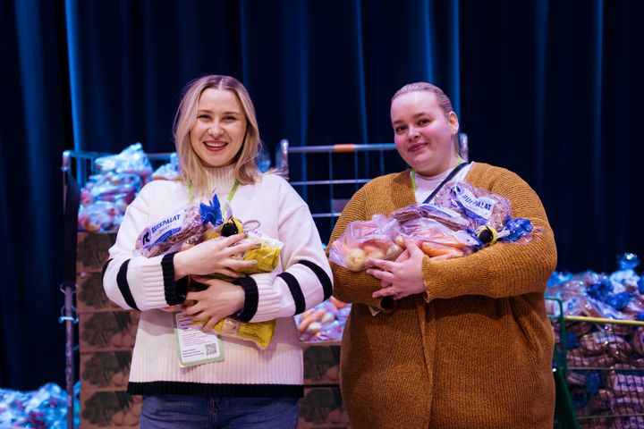 Asianajotoimisto Hannes Snellmanin Saga ja Kristiina olivat mukana tiimeineen auttamassa. Kuva: Jouni Kuru, Brave Teddy.