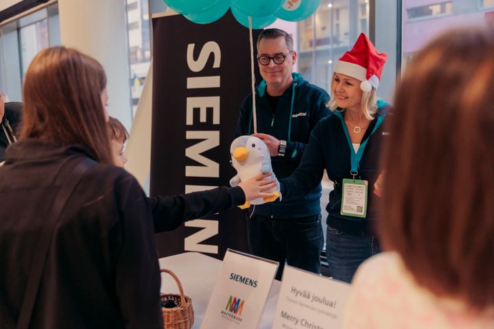 Siemens Osakeyhtiön henkilöstö auttaa tänä jouluna konkreettisesti espoolaisia lapsiperheitä.