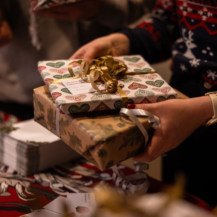 Joulupuu-keräys, yksi Suomen laajimmista hyväntekeväisyysaloitteista, ja Suomen suurin auttamisen sovellus Commu aloittavat yhteistyön tilanteessa, jossa avun tarve on suurempi kuin koskaan. Tänä vuonna Helsingissä joululahjaa odottaa yli 10 000 lasta ja nuorta. Ilman laajaa yhteisön panosta monen jouluaatto on vaarassa jäädä tyhjäksi.