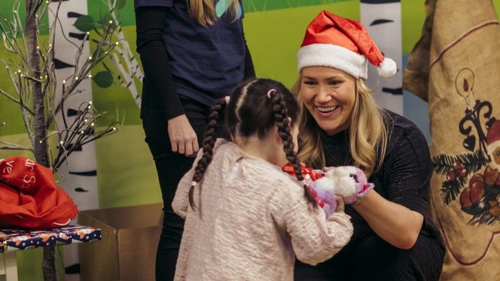 Commun käyttäjädatan mukaan avun tarve on kasvanut ympäri Suomen. Samalla auttajien määrä kasvaa huimaa tahtia. Kuvassa hetki Siemens Osakeyhtiön joulutapahtumasta vähävaraisille perheille.