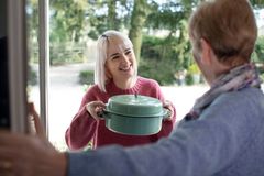 Commu on uusi auttamisen alusta, joka vähentää yksinäisyyttä tekemällä auttamisesta ja avun pyytämisestä helpompaa.