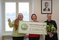 Commu luovutti palkinnon ja tunnustuksen Raaseporin kaupungintalolla. Kuvassa vasemmalta Commun perustaja Karoliina Kauhanen, viestintä- ja osallisuustiimin Barbro Österman ja kaupunginjohtaja Petra Theman