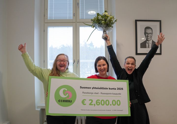 Raseborg är Finlands mest gemenskapsinriktade kommun 2025. På bilden från vänster: Commun-grundaren Karoliina Kauhanen, Barbro Österman från kommunikations- och deltagarteamet och borgmästare Petra Theman.