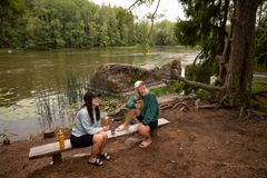 “Loviisassa on jo paljon avuliaita ja innostuneita asukkaita ja yhteisöjä, jotka toimivat yhteisen hyvän eteen ja rakentavat yhteisöllisyyttä arjessa. Commun avulla voi tuoda näkyville asukkaiden hyviä tekoja ja madaltaa avun pyytämisen ja tarjoamisen kynnystä”, jatkaa Sara Tallsten, Loviisan kaupungin hyvinvointikoordinaattori.