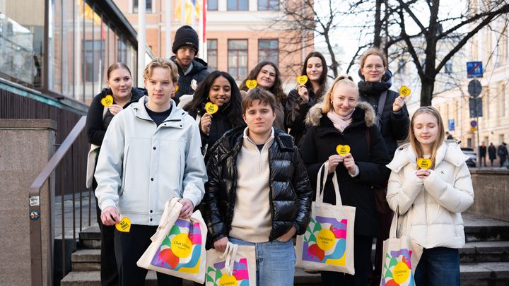 Helsinki Business Collegen kansainvälisen seminaarin opiskelijat jalkautuivat auttamaan ympäri pääkaupunkiseutua apua tarvitsevia, yhteistyössä Commun kanssa.