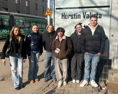 Helsinki Business Collegen opiskelijat jalkautuivat auttamaan ympäri pääkaupunkiseutua apua tarvitsevia. Kuvassa Hurstin Avun ruokajakeluun osallistuneita opiskelijoita.