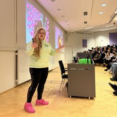 Auttamisen päivä alkoi Commun perustaja Karoliina Kauhasen puheella auttamisen ja vapaaehtoistyön terveysvaikutuksista.