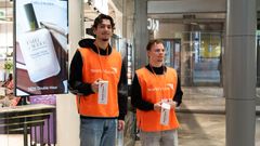 Helsinki Business Collegen opiskelijat jalkautuivat auttamaan ympäri pääkaupunkiseutua apua tarvitsevia. Kuvassa World Visionin lipaskeräyksessä auttaneita opiskelijoita.