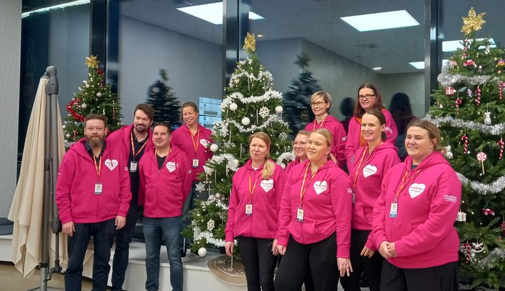 Siemens Healthineersin ja Commun yhteistyö rakentuu vuoden aikana kolmen teeman ympärille. Keväällä työntekijät osallistuvat luonnon monimuotoisuutta tukeviin tekoihin, kuten vieraslajitalkoisiin, linnunpönttöjen rakentamiseen ja roskatalkoisiin. Elokuussa keskitytään terveydenhuollon saavutettavuuteen esimerkiksi mielenterveyttä tukevan yhdessä tekemisen, verenluovutuksen ja digitukityöpajojen kautta. Vuoden lopussa toiminta suuntautuu yhteenkuuluvuuden vahvistamiseen ystävätoiminnan, joulukeräysten ja ikäihmisten kohtaamisen muodossa.