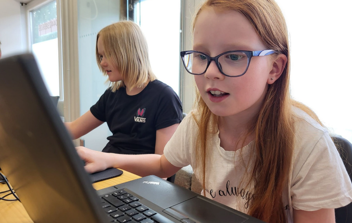 Koodaustyöpajassa pääsee kokeilemaan käytännössä tekoälyavusteista pelin ohjelmointia. Kuva: Kodarit.