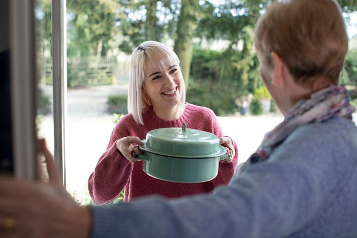 Arjen hyvät teot ja naapureiden kohtaamiset luovat yhteisöllisyyttä ja turvallisuutta. Pienilläkin hyvillä teoilla, kuten ruoan jakamisella ja juttutuokioilla, voi olla suuri merkitys.