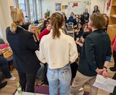 Siemens Osakeyhtiön naiset jakoivat uratarinoitaan, miten olivat päätyneet teknologia-alalle töihin. Erilaiset taustat herättivät kiinnostusta.