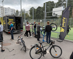 Vuonna 2025 Action Dayn toinen ryhmä huolsi Perkkaan koululla lasten pyöriä liikkuvan pyörähuolto Yeplyn avustuksella ja järjesti samalla lapsille liikenneturvallisuuteen keskittyviä leikkejä.
