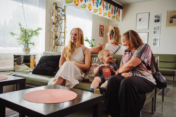 Sodankylässä voi nyt pyytää ja antaa apua, kuten esimerkiksi vertaistukea vanhemmuuteen, muutamalla napin painalluksella yhteisösovellus Commussa.