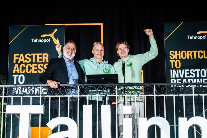 Suomalainen Commu voitti kansainvälisen City Resilience Hack -kilpailun - yhteisöalustaa pilotoidaan kriisinkestävyyteen Valenciassa. Kuvassa Valencian edustaja, Sami Ekmark ja Joni-Jesper Rahkola.
