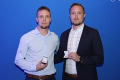 Futsalveljekset Jukka ”Kajuk” Kytölä (vas.) ja Mikko ”Komik” Kytölä palkittiin maajoukkueen kultaisilla ansiomerkeillä.